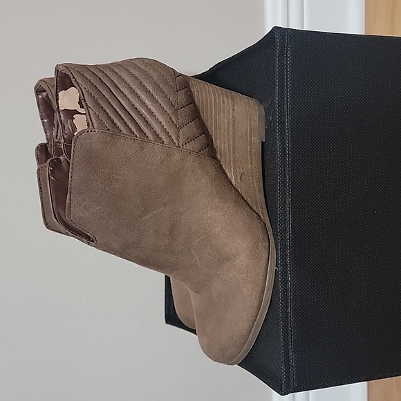 Carlos Santana Booties - Picture 2 of 6